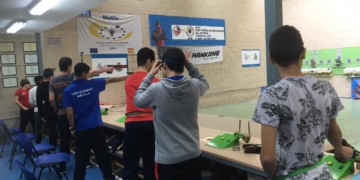 Los tiradores situados en la línea de pistola durante la competición.