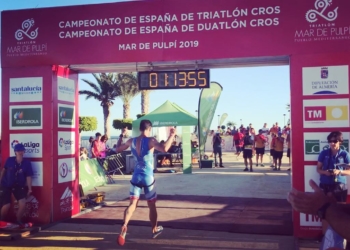 El deportista del Club Natación Melilla, en su entrada en meta.