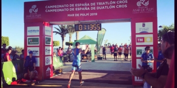 El deportista del Club Natación Melilla, en su entrada en meta.