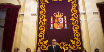Un momento de la sesión de ayer en que De Castro fue investido Presidente de Melilla.