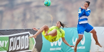 La melillense Lorena Asensio, en la realización de una chilena.