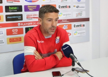 En entrenador azulino, en la rueda de prensa oficial del club melillense.