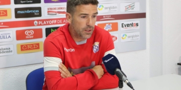 En entrenador azulino, en la rueda de prensa oficial del club melillense.
