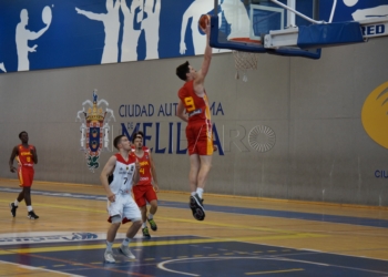 Jugada del partido ante los alemanes y entrega de trofeos a la finalización de este último partido del torneo.