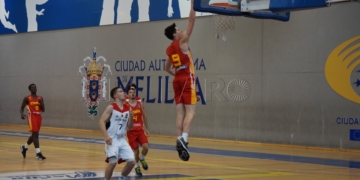 Jugada del partido ante los alemanes y entrega de trofeos a la finalización de este último partido del torneo.
