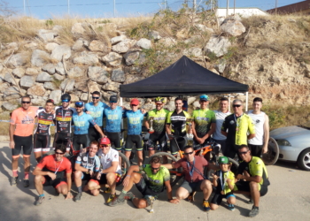 Foto de familia de todos los premiados en la última de las competiciones de la Federación Melillense de Ciclismo.