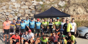 Foto de familia de todos los premiados en la última de las competiciones de la Federación Melillense de Ciclismo.