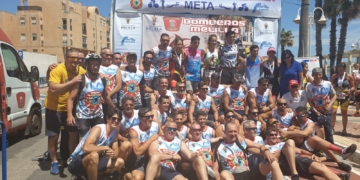 Foto de familia de los ganadores con los componentes de la organización de esta magnífica competición atlética.