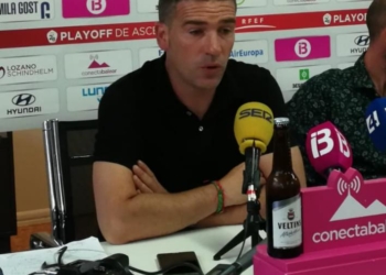Carrión, entrenador de la escuadra de nuestra ciudad, en la rueda de prensa después del partido.