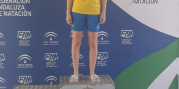 La nadadora melillense, en el momento de recoger su medalla.