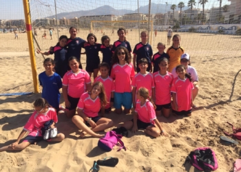 Componentes de los dos equipos que se enfrentaron en la jornada de ayer.