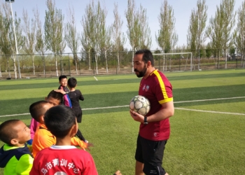 Said Hamad, transmitiendo instrucciones a los niños con los que trabaja.