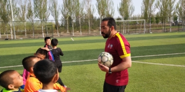 Said Hamad, transmitiendo instrucciones a los niños con los que trabaja.