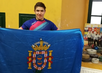Ismael Jamali, con la bandera de nuestra ciudad.
