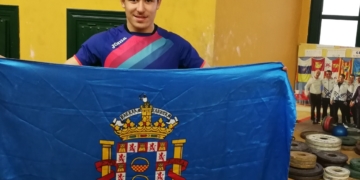 Ismael Jamali, con la bandera de nuestra ciudad.