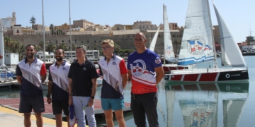 Deportistas y técnicos pertenecientes a la disciplina del Real Club Marítimo de Melilla junto a su presidente.