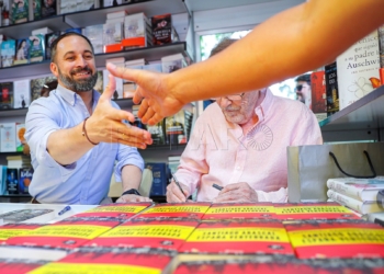 GRAF9420. MADRID, 16/06/2019.- El presidente de Vox, Santiago Abascal (i), que ha firmado este domingo, junto a Fernando Sánchez Drago, ejemplares de "Santiago Abascal, España vertebrada" en una de las casetas instaladas en el parque de El Retiro con motivo de la Feria del libro, ha mostrado su respeto por la decisión de sus dos compañeros concejales de Burgos de darle la alcaldía al PSOE porque la han tomado "a conciencia . EFE/Emilio Naranjo