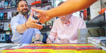 GRAF9420. MADRID, 16/06/2019.- El presidente de Vox, Santiago Abascal (i), que ha firmado este domingo, junto a Fernando Sánchez Drago, ejemplares de "Santiago Abascal, España vertebrada" en una de las casetas instaladas en el parque de El Retiro con motivo de la Feria del libro, ha mostrado su respeto por la decisión de sus dos compañeros concejales de Burgos de darle la alcaldía al PSOE porque la han tomado "a conciencia . EFE/Emilio Naranjo