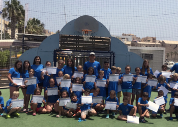 El Club Marítimo gradúa a su primera promoción de alumnos de este verano