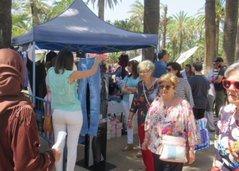 Melillenses a la caza de ofertas en la feria outlet en el Parque Hernández