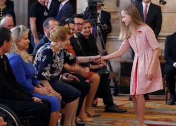 GRAF813. MADRID, 19/06/2019.- La princesa Leonor, saluda a los galardonados, durante el acto de imposición de condecoraciones a ciudadanos de todas las comunidades autónomas que ha presidio el rey Felipe VI coincidiendo con la celebración del quinto aniversario de su reinado, este miércoles en el Palacio Real. EFE/ Ballesteros