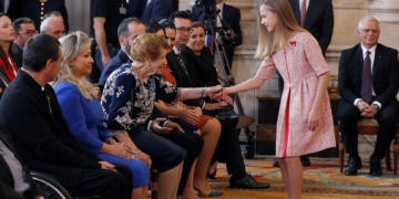 GRAF813. MADRID, 19/06/2019.- La princesa Leonor, saluda a los galardonados, durante el acto de imposición de condecoraciones a ciudadanos de todas las comunidades autónomas que ha presidio el rey Felipe VI coincidiendo con la celebración del quinto aniversario de su reinado, este miércoles en el Palacio Real. EFE/ Ballesteros