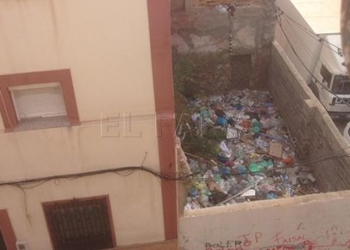 Un vecino de calle Panamá denuncia el cúmulo de basura en un solar tapiado