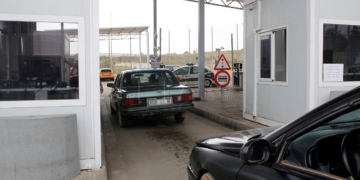 GRAF1075. MELILLA, 12/09/2018.- Varios vehículos en el paso fronterizo de Farhana (Melilla). Melilla, que tiene cuatro pasos fronterizos con Marruecos por los que cruzan cada año en ambos sentidos más de 20 millones de personas y casi cinco millones de vehículos, está en vilo por el futuro de su aduana comercial, cerrada desde hace 43 días por decisión unilateral del país vecino. EFE/ F.G. Guerrero