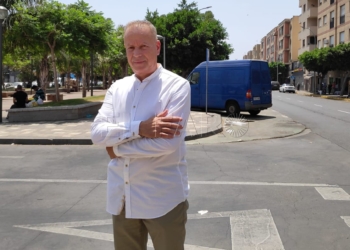 El presidente de Acsemel, tras la entrevista con El Faro, cerca de la frontera de Beni Enzar.