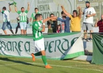 Manuel Sánchez Aragón ‘Mawi’ celebrando con los aficionados del Atlético Sanluqueño uno de los cinco goles que ha conseguido marcar esta última temporada.