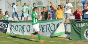Manuel Sánchez Aragón ‘Mawi’ celebrando con los aficionados del Atlético Sanluqueño uno de los cinco goles que ha conseguido marcar esta última temporada.