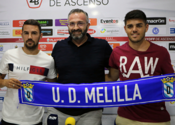 Luisma Rincón, presidente de la Unión Deportiva Melilla, posa junto a los dos futbolistas chiclaneros.