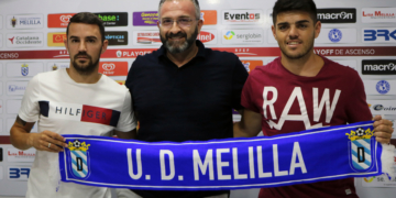 Luisma Rincón, presidente de la Unión Deportiva Melilla, posa junto a los dos futbolistas chiclaneros.