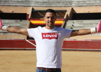 Cristian Parra estuvo alternando el mundo del fútbol con el de los toros, actuando como recortador.