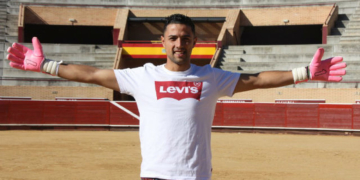 Cristian Parra estuvo alternando el mundo del fútbol con el de los toros, actuando como recortador.