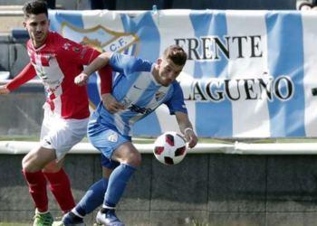 Imagen de Deco intentando irse de un jugador rival en uno de los encuentros disputados esta temporada en las filas del Atlético Malagueño.