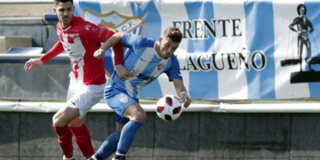 Imagen de Deco intentando irse de un jugador rival en uno de los encuentros disputados esta temporada en las filas del Atlético Malagueño.