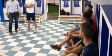 Luisma Rincón charla con el técnico azulino Víctor Cea.