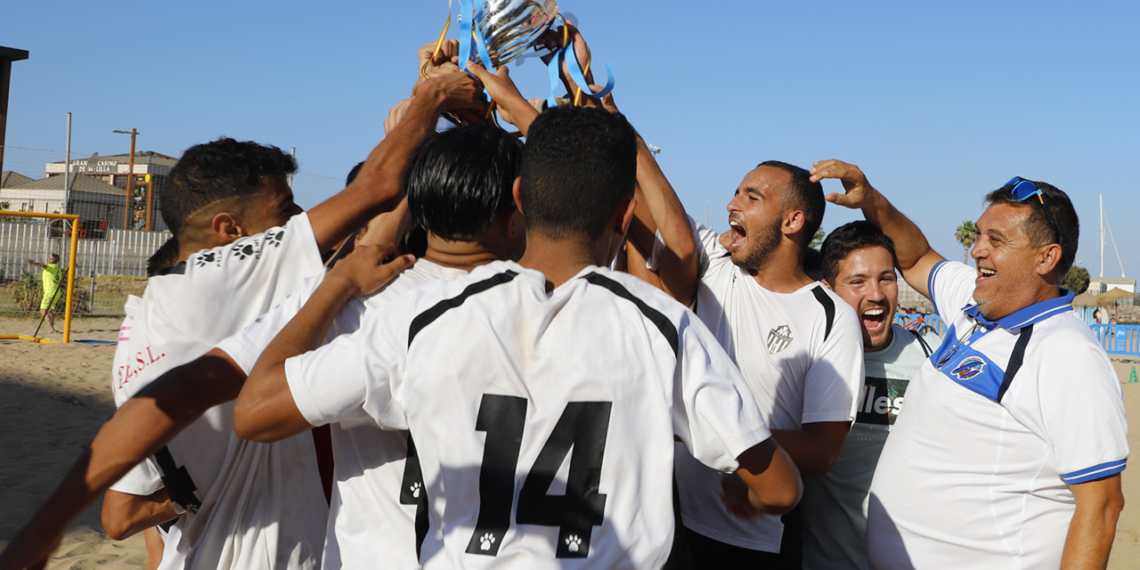 Los jugadores del Torreblanca Melilla CF celebran el título de campeón conseguido en la tarde del pasado lunes frente al Melilla CD.