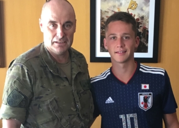 El futbolista melillense dedicó una fotografía al GREG 52 y fue recibido por el coronel.