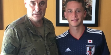 El futbolista melillense dedicó una fotografía al GREG 52 y fue recibido por el coronel.