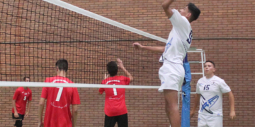 El joven jugador melillense en una acción de ataque, aprovechando su gran altura.