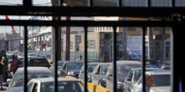 GRAF5894. MELILLA, 14/08/2018.- Vehículos en la frontera de Beni-Enzar tras la decisión de Marruecos de cerrar la aduana comercial. El Gobierno español aseguró hoy que defenderá los intereses de la ciudad española norteafricana de Melilla ante la decisión de Marruecos de cerrar la aduana comercial en la frontera de Beni-Enzar. EFE/F.G.Guerrero
