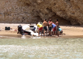 GRAF7473. MELILLA, 21/07/2019.- La Guardia Civil ha abortado este domingo la salida clandestina de una playa de Melilla de una embarcación deportiva con 12 inmigrantes marroquíes y ha detenido al patrón y al individuo que le prestaba apoyo desde tierra, que trataron de embestir a la patrulla del instituto armado en su intento de huida. La embarcación recreativa se aproximaba sin luces y amparada en la oscuridad hacia la Ensenada de los Galápagos, por lo que la Guardia Civil activó a todas las patrullas por tierra y por mar. EFE/ F.G.Guerrero