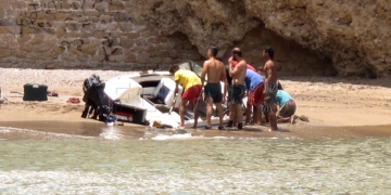 GRAF7473. MELILLA, 21/07/2019.- La Guardia Civil ha abortado este domingo la salida clandestina de una playa de Melilla de una embarcación deportiva con 12 inmigrantes marroquíes y ha detenido al patrón y al individuo que le prestaba apoyo desde tierra, que trataron de embestir a la patrulla del instituto armado en su intento de huida. La embarcación recreativa se aproximaba sin luces y amparada en la oscuridad hacia la Ensenada de los Galápagos, por lo que la Guardia Civil activó a todas las patrullas por tierra y por mar. EFE/ F.G.Guerrero
