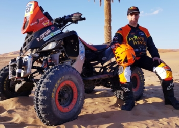 El piloto de nuestra ciudad, junto a su vehículo de competición.