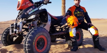 El piloto de nuestra ciudad, junto a su vehículo de competición.