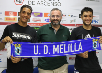 Puesta de largo de ambos futbolistas junto al presidente del equipo de la UD Melilla, Luisma Rincón.