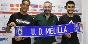 Puesta de largo de ambos futbolistas junto al presidente del equipo de la UD Melilla, Luisma Rincón.