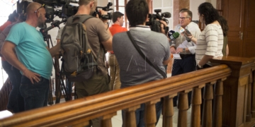 Eduardo De Castro tras la reunión con su antecesor dos días antes de que se produjera el cambio de color político en la Ciudad Autónoma